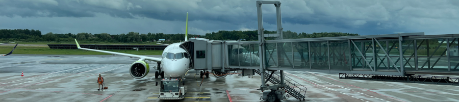Airplane_at_end_of_boarding_tunnel